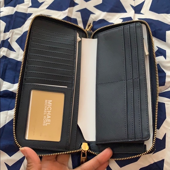 Michael Kor wristlet - Picture 2 of 14